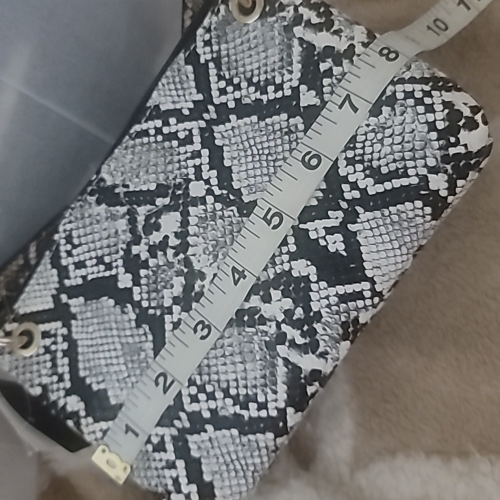 Olivia Miller Crossbody - Picture 11 of 13
